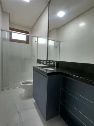Foto de um banheiro moderno com revestimento de piso em mármore e box de vidro.