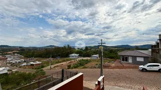 Vista aérea de uma propriedade com paisagem rural e construções ao fundo.