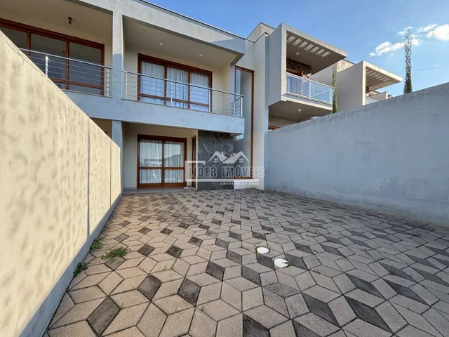 Fachada de um imóvel residencial em Lajeado, Brasil, com pátio pavimentado.