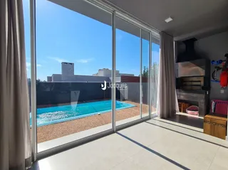 Vista da sala de estar com acesso a uma piscina no quintal.