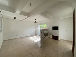 Ambiente interno com piso de cerâmica e paredes brancas.