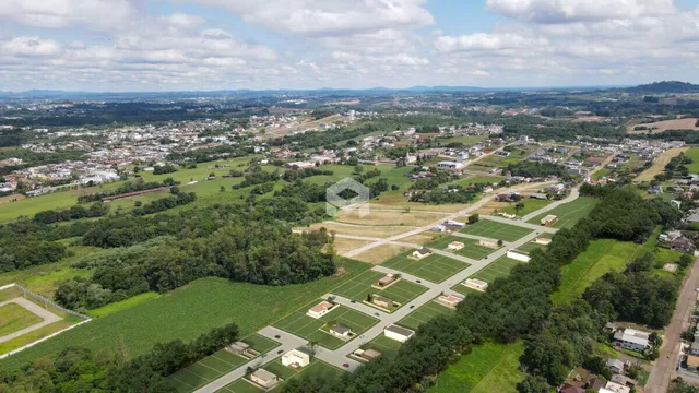 Vista aérea de uma área rural e residencial no entorno de Lajeado, Brasil.
