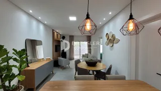 Sala de estar com decoração moderna e luminárias pendentes.