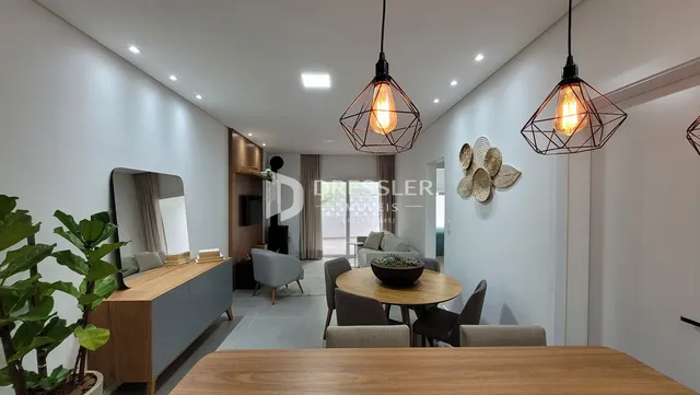 Sala de estar com decoração moderna e luminárias pendentes.