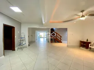 A foto mostra um corredor interno de uma residência.