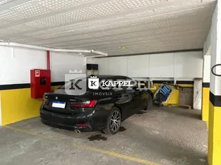 Foto interna de uma garagem com teto suspenso.