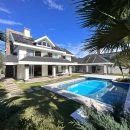 Foto externa de uma casa com piscina e jardim em Lajeado, Brasil.