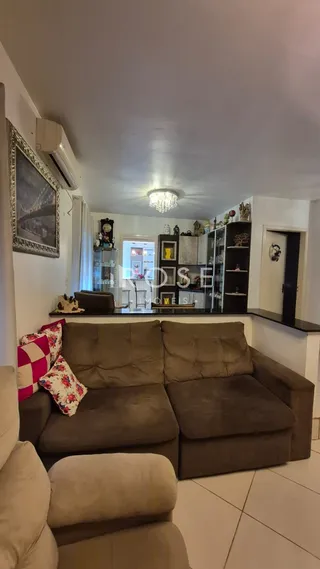 Sala de estar com sofá e decoração interna.
