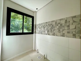 Interior de uma sala com parede decorada e grande janela.