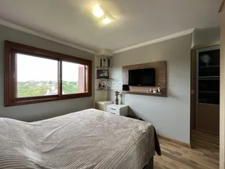 Quarto com janela e cama em ambiente claro.