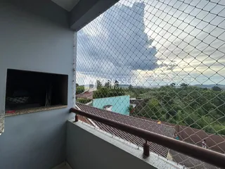Vista da janela de um imóvel em Lajeado, Brasil, com vista para a paisagem verde.