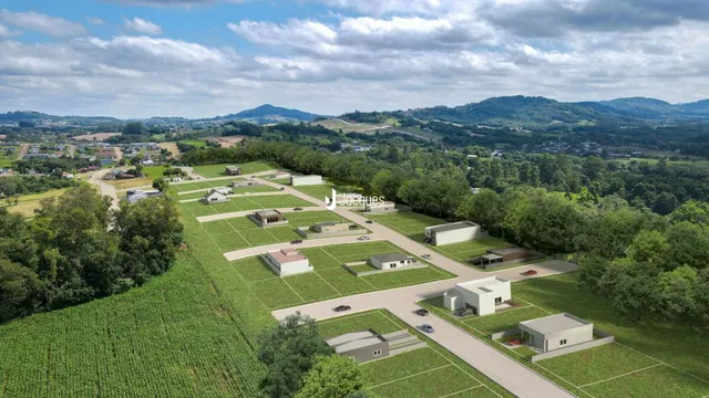 Vista aérea de uma propriedade com campos agrícolas.
