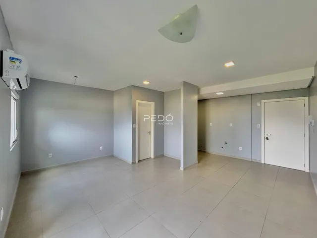 Vista ampla de um ambiente interno com paredes cinzas e piso claro.