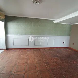 Ambiente interno com piso de cerâmica e parede com moldura.
