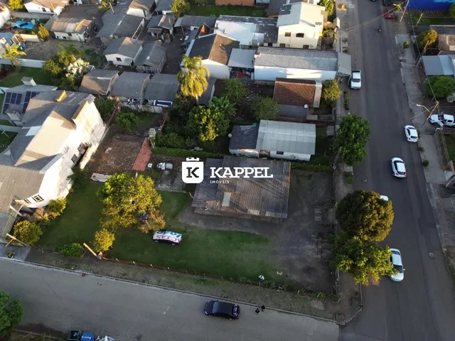 Vista aérea de uma residência com jardim em Lajeado, mostrando o terreno e a vizinhança.