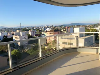 Vista panorâmica da cidade de Lajeado a partir de uma varanda com guarda-corpo de vidro.