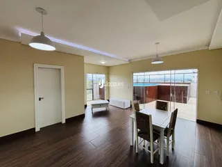 Sala de estar com piso de madeira e acesso à área externa.