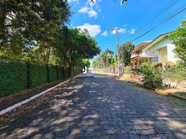 Vista da rua e da fachada da propriedade em Lajeado.