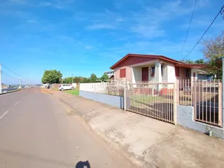 Vista da fachada de uma casa em Lajeado, Brasil, com cerca branca.