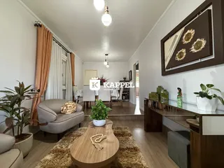 Sala de estar com sofá e decoração em ambiente claro.