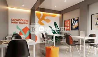 Ambiente interno moderno com mesas e cadeiras em um espaço de coworking.