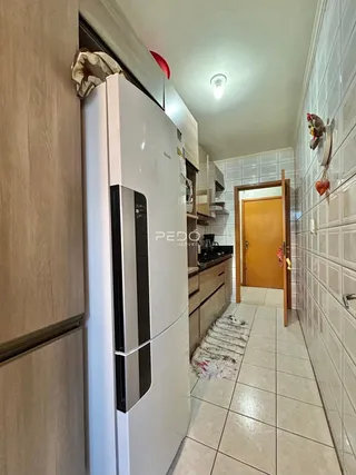 Vista interna de uma área de cozinha e corredor em imóvel no Brasil.