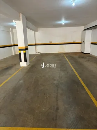 Corredor interno de um imóvel em Lajeado, Brasil, mostrando paredes e piso de concreto.