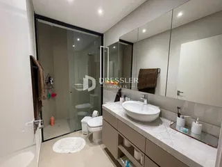 Foto de um banheiro moderno com box de vidro e revestimento cerâmico.