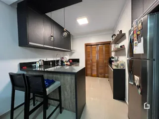 Foto de uma cozinha moderna com armários escuros e bancada.