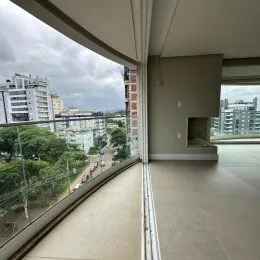 Vista da paisagem urbana de Lajeado vista através da janela.