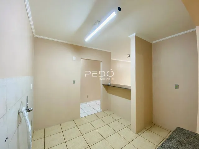 Hall de entrada com piso de cerâmica e paredes claras.