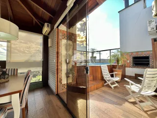 Vista de uma sala de estar com acesso a uma varanda com vista para o mar em Lajeado.