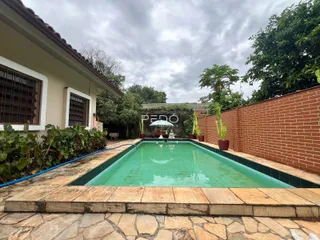 Vista externa de uma casa com piscina e muro de tijolos em Lajeado, Brasil.