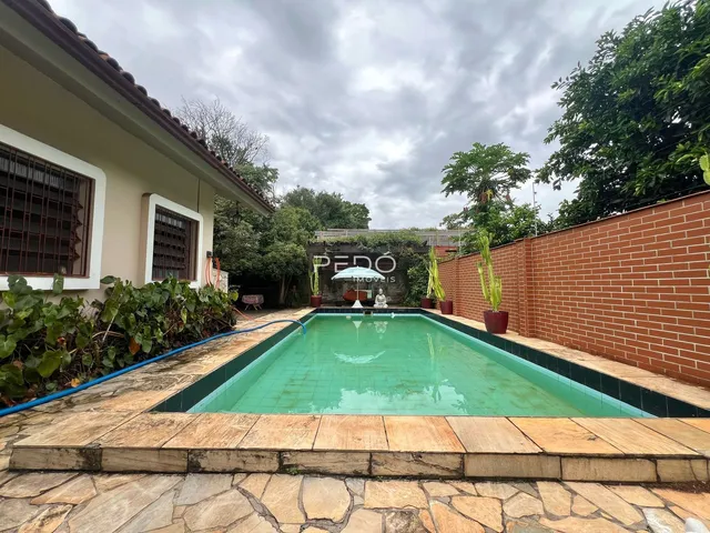Vista externa de uma casa com piscina e muro de tijolos em Lajeado, Brasil.