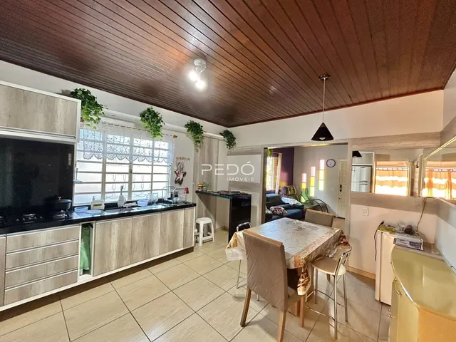 Interior de uma sala de estar com cozinha integrada em Lajeado, Brasil.