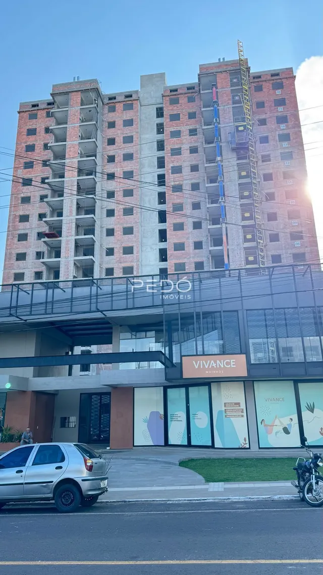 Fachada de um prédio residencial em Lajeado, Brasil, com construção em andamento.