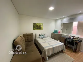 Quarto com cama e sofá em ambiente claro.