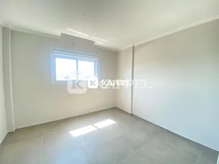 Ambiente interno com paredes brancas e piso claro.