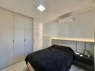 A foto exibe um quarto com armários embutidos e uma cama.