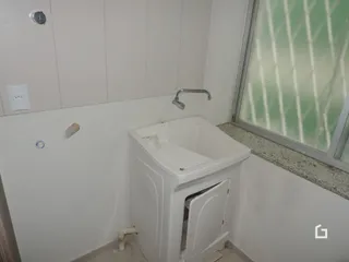 Foto de um banheiro interno com pia branca.