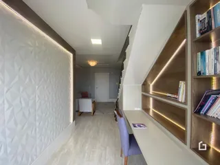 Foto de um corredor interno de uma residência.
