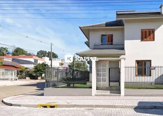 Fachada de uma casa moderna com varanda em Lajeado, Brasil.