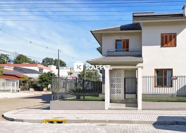 Fachada de uma casa moderna com varanda em Lajeado, Brasil.