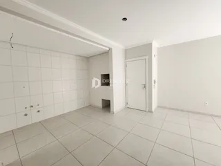 Hall de entrada com piso de cerâmica e paredes brancas.