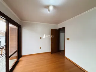 Sala de estar com piso de madeira e portas de madeira.