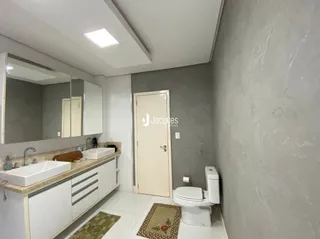 Foto de um banheiro interno com pia e vaso sanitário.