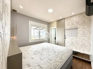 Quarto com cama e janela em um apartamento.