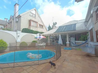 Fachada de uma residência em Lajeado, Brasil, mostrando a piscina e a área externa.