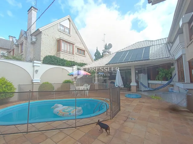 Fachada de uma residência em Lajeado, Brasil, mostrando a piscina e a área externa.