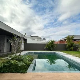 Foto de uma piscina externa com deck em uma propriedade em Lajeado.
